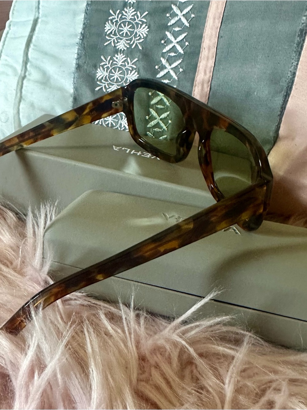 VEHLA Kaia Sunglasses - Picture 2 of 4